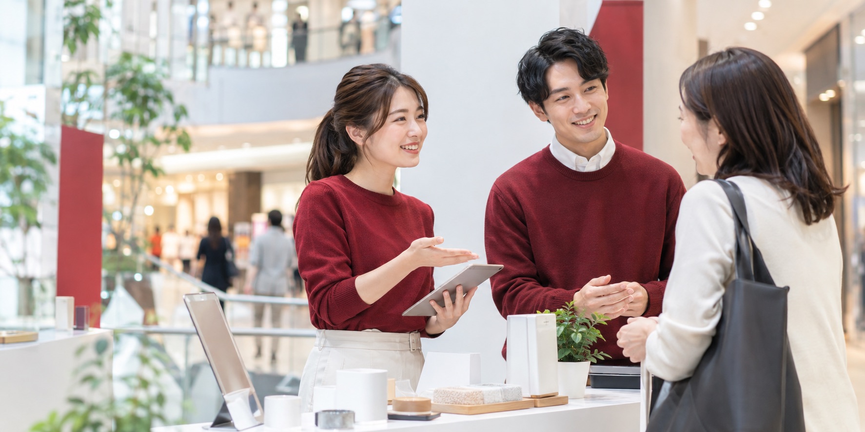 商業施設のブースでお客様へ案内するスタッフのイメージ