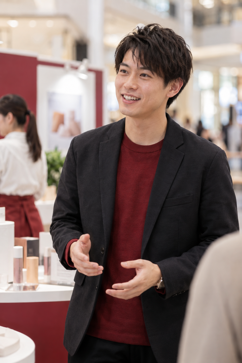 商業施設のイベントブースでお客様へ商品を案内するスタッフの生成イメージ